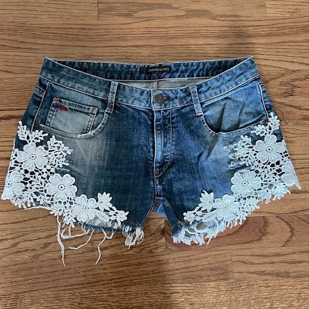Dresssed to Kill Women’s Blue Short Blue Jeans with Flower lace pattern Size 7